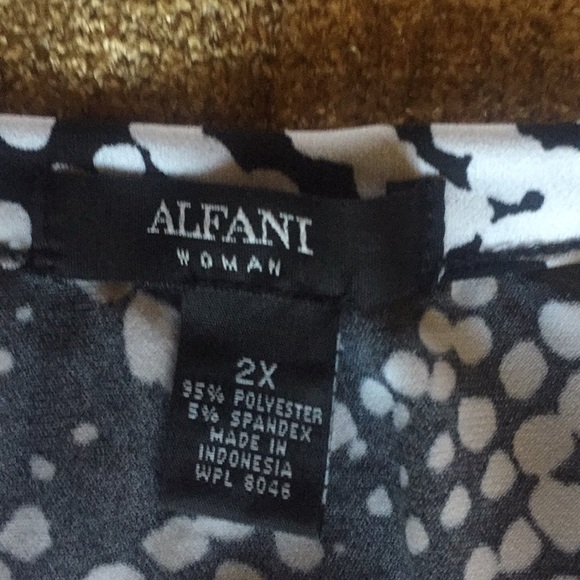 Alfani top, black and white pattern - Picture 2 of 6